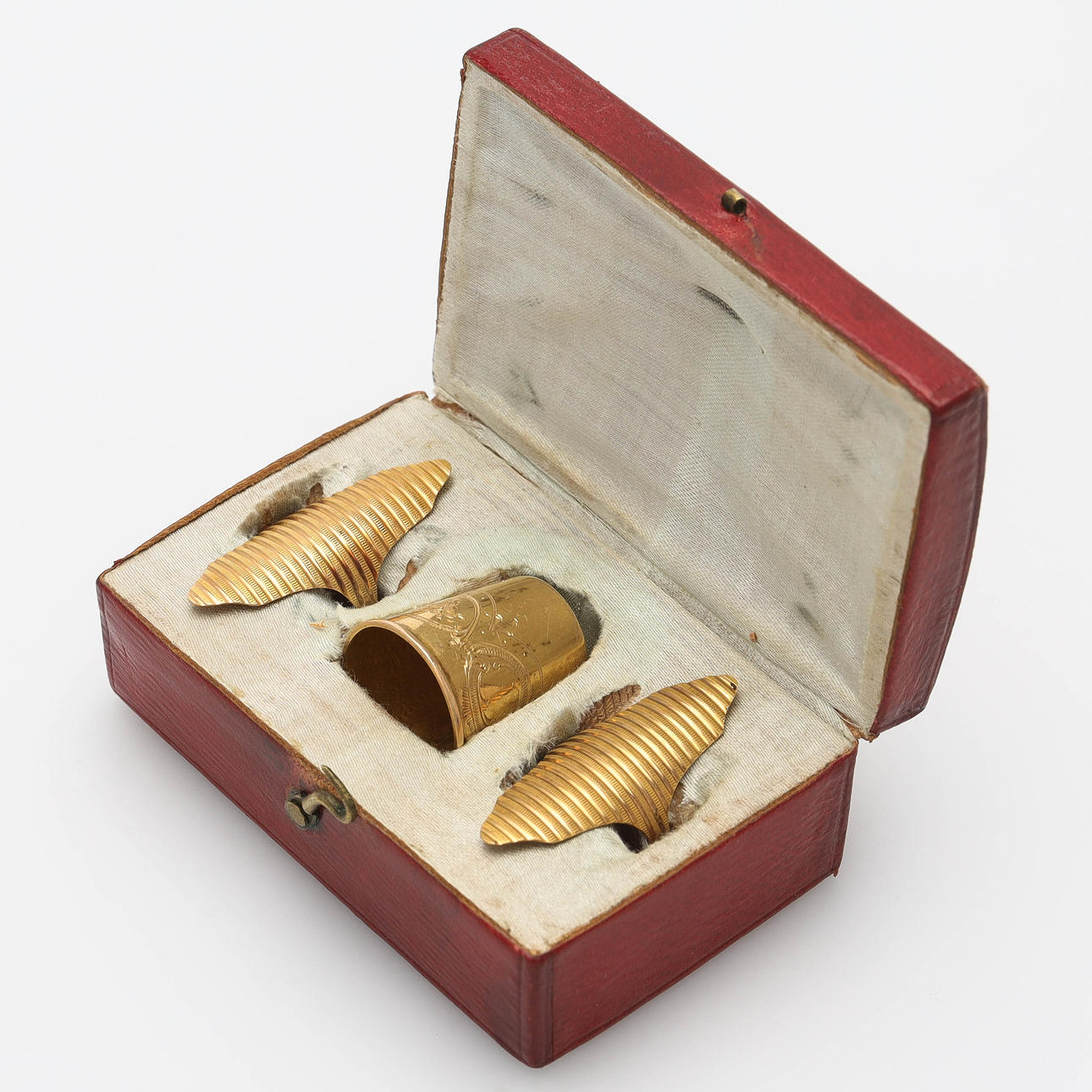 FINGERBORG samt SYRINGAR, 18k guld, år 1810 samt 1853, etui. Smycken ...