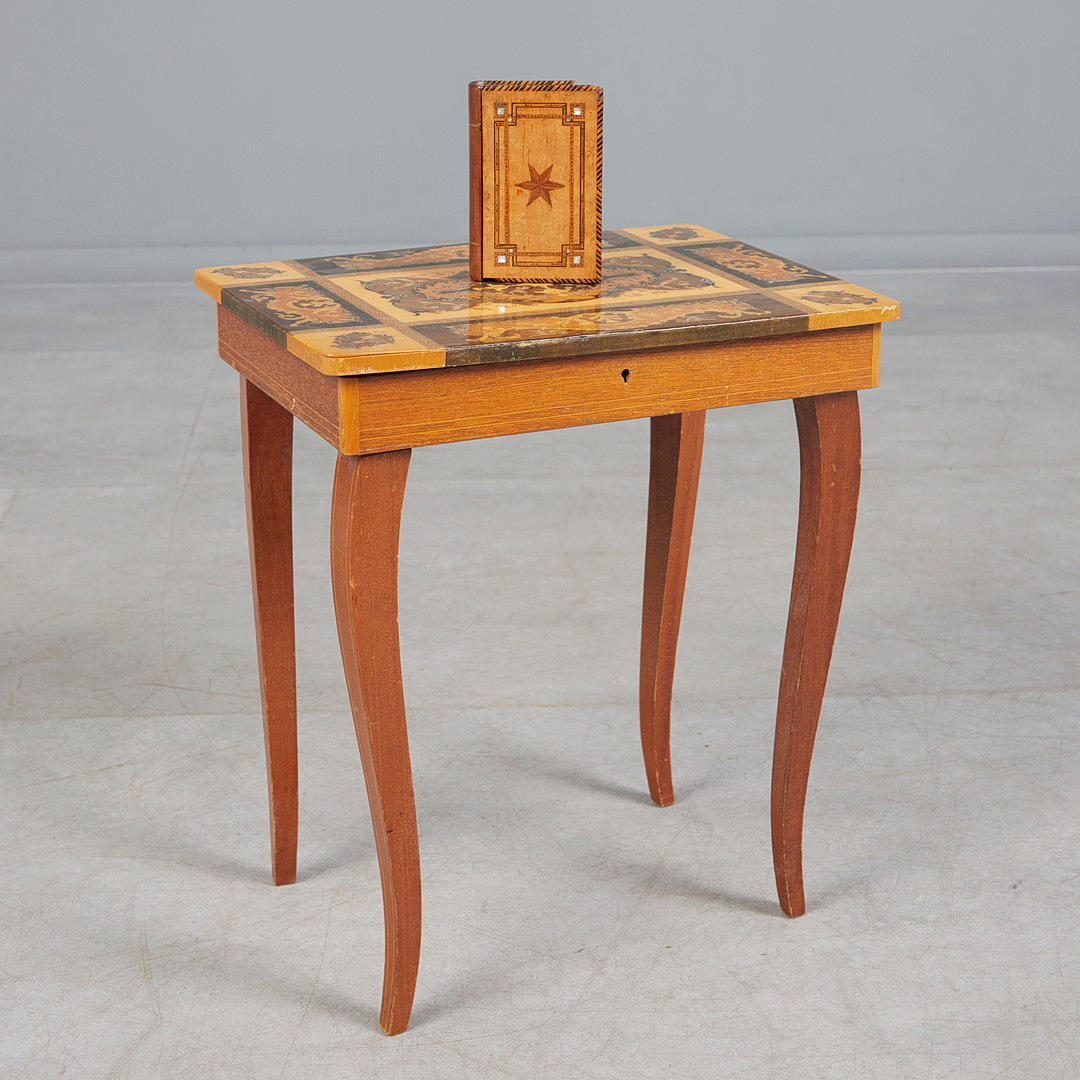Mesa y caja con incrustaciones (2).