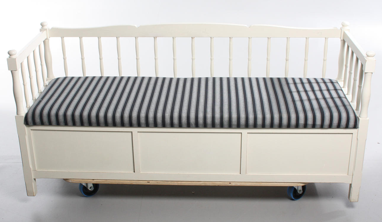 KÖKSSOFFA, vit, gustaviansk stil, 1900-talets andra hälft.