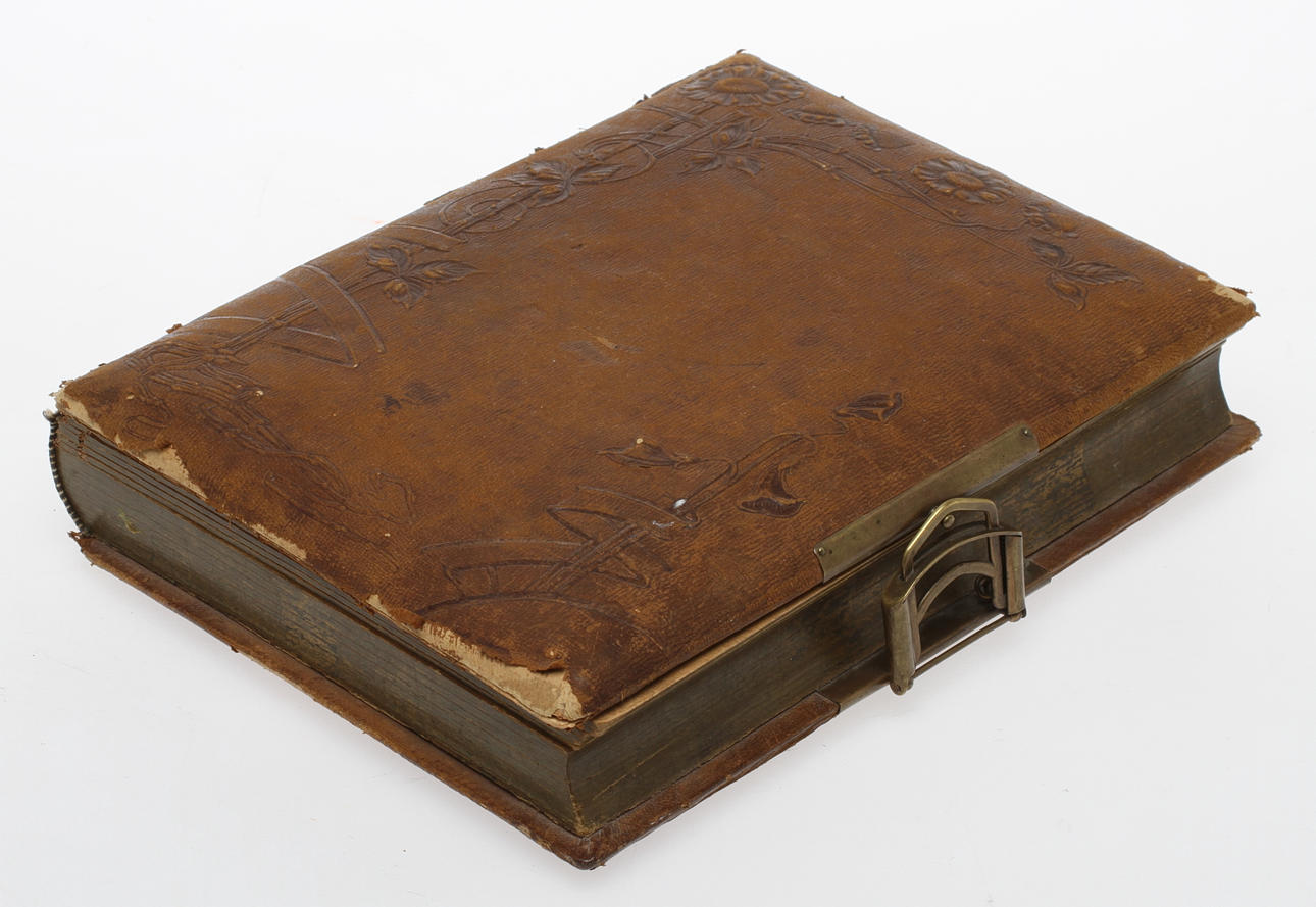 SPELDOSA I FORM AV FOTOALBUM, 1900-talets början.