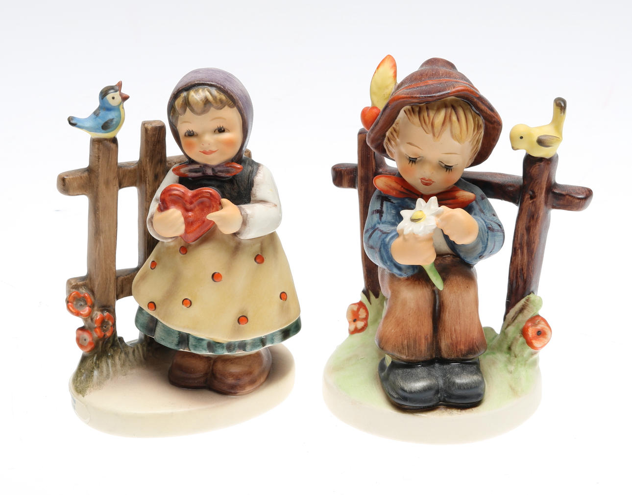 FIGURINER, 2 st, "Sweet greetings" samt "She loves me, she loves me not", porslin, Goebel, Tyskland, 1900-tal.