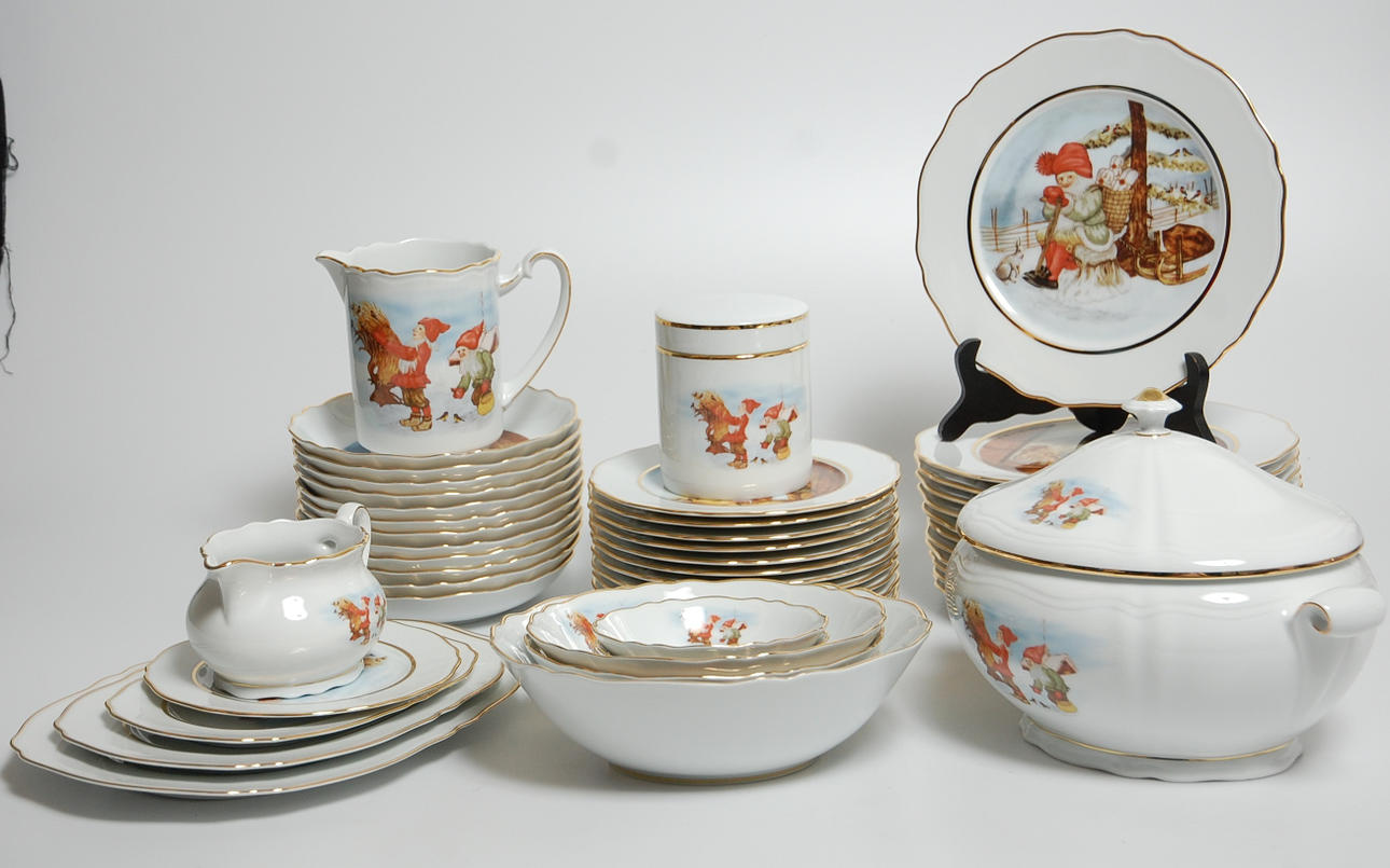 SERVIS MED JULMOTIV, 49 delar porslin, oanvänt.