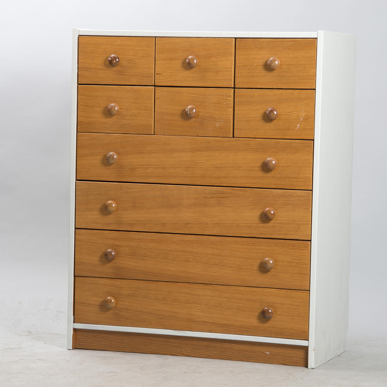 BYRÅ, 10-lådig, vitmålad med furulådor, 1970-tal.