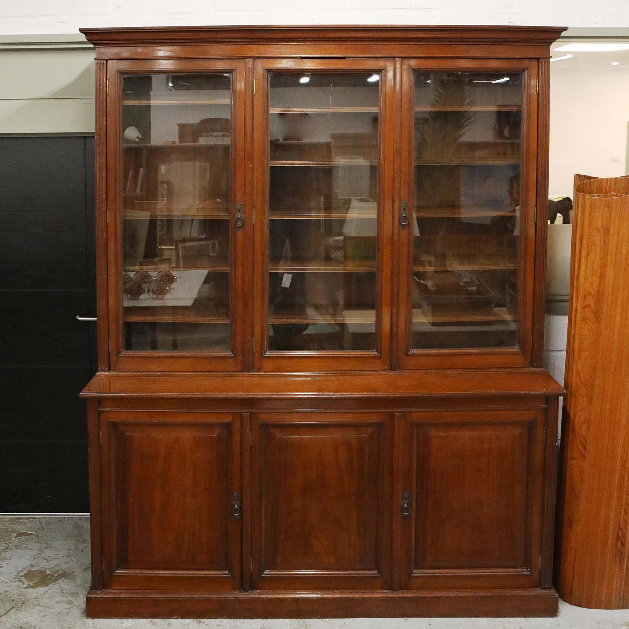LATE VICTORIAN WALNUT LIBRARY BOOKCASE. Furniture - Other - Auctionet