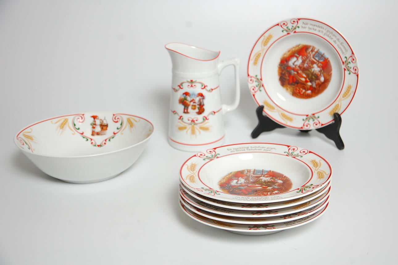 GRÖTSERVIS MED JULMOTIV, 8 delar Fyrklövern.