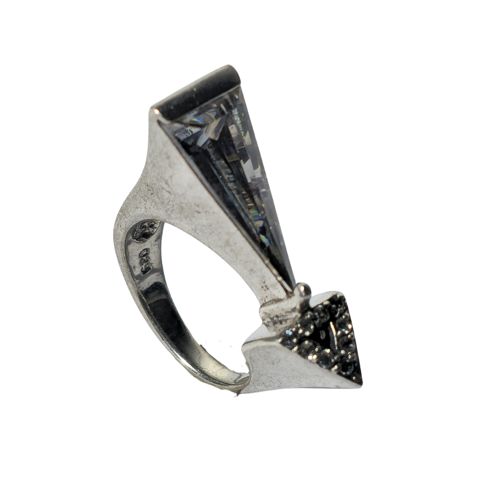 SILVER RING WITH GEOMETRIC PATTERNS.