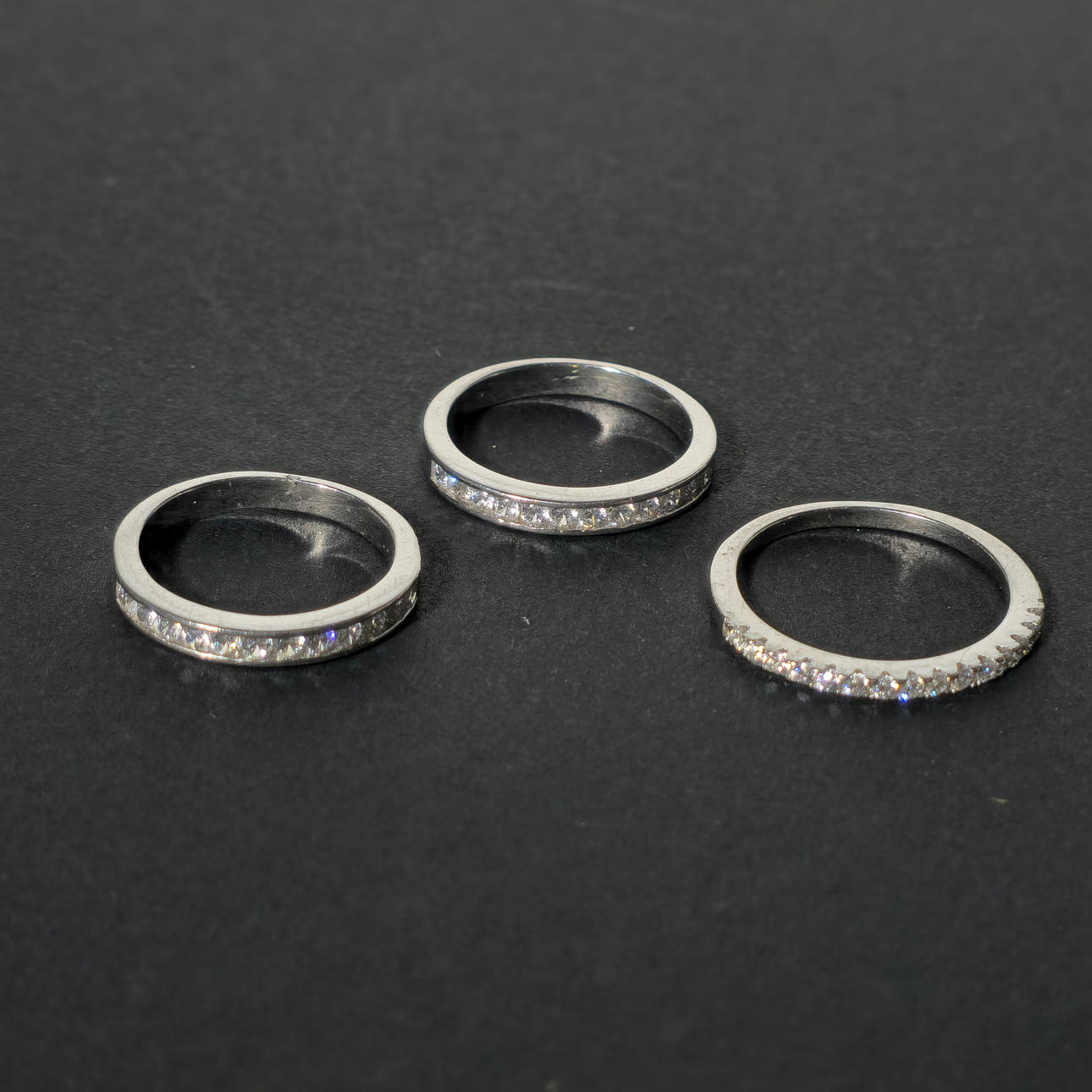TRE HALVRINGRINGAR I SILVER OCH CORCONITAS.