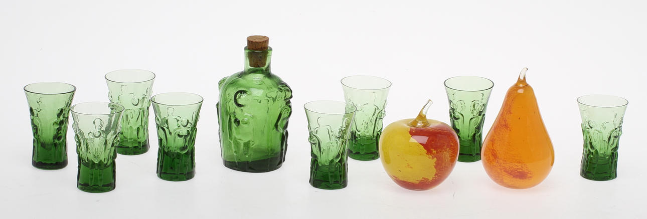 KARAFF samt SNAPSGLAS, 8 st, Erik Höglund samt FRUKTER, 2 st, Scanglas. 1900-tal.