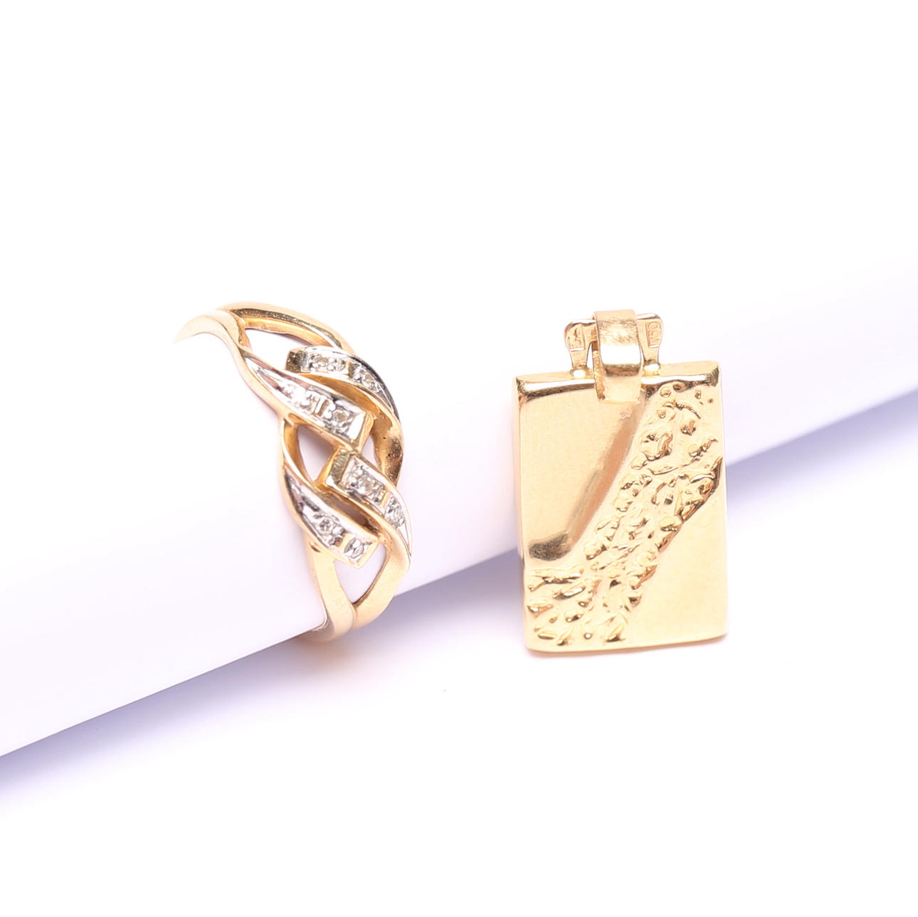 PENDANT and RING, 18K gold, weight approx 4.3gram.