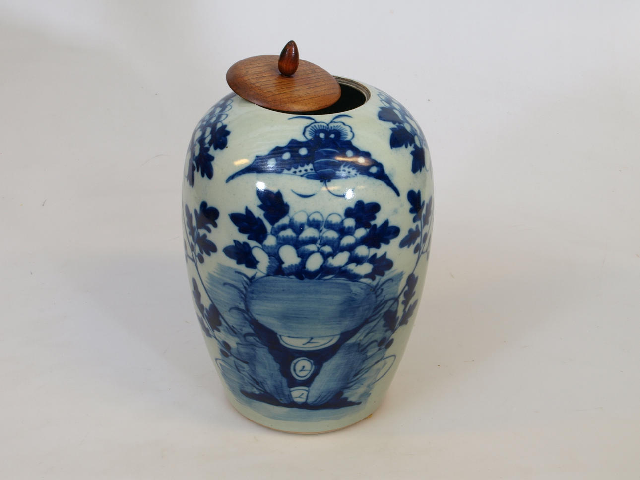 URNA MED TRÄLOCK, porslin, Kina, 1900-tal.