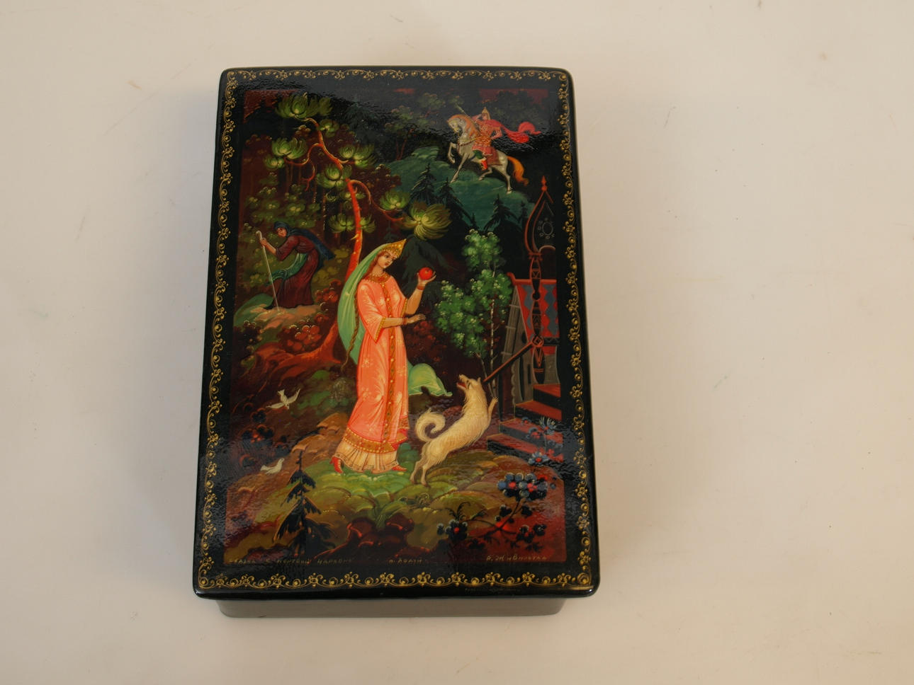 OIDENTIFIERAD KONSTNÄR. Ask med lock, lackarbete, handmålad, signerad, Choluj, Ryssland, 1900-talets andra hälft.