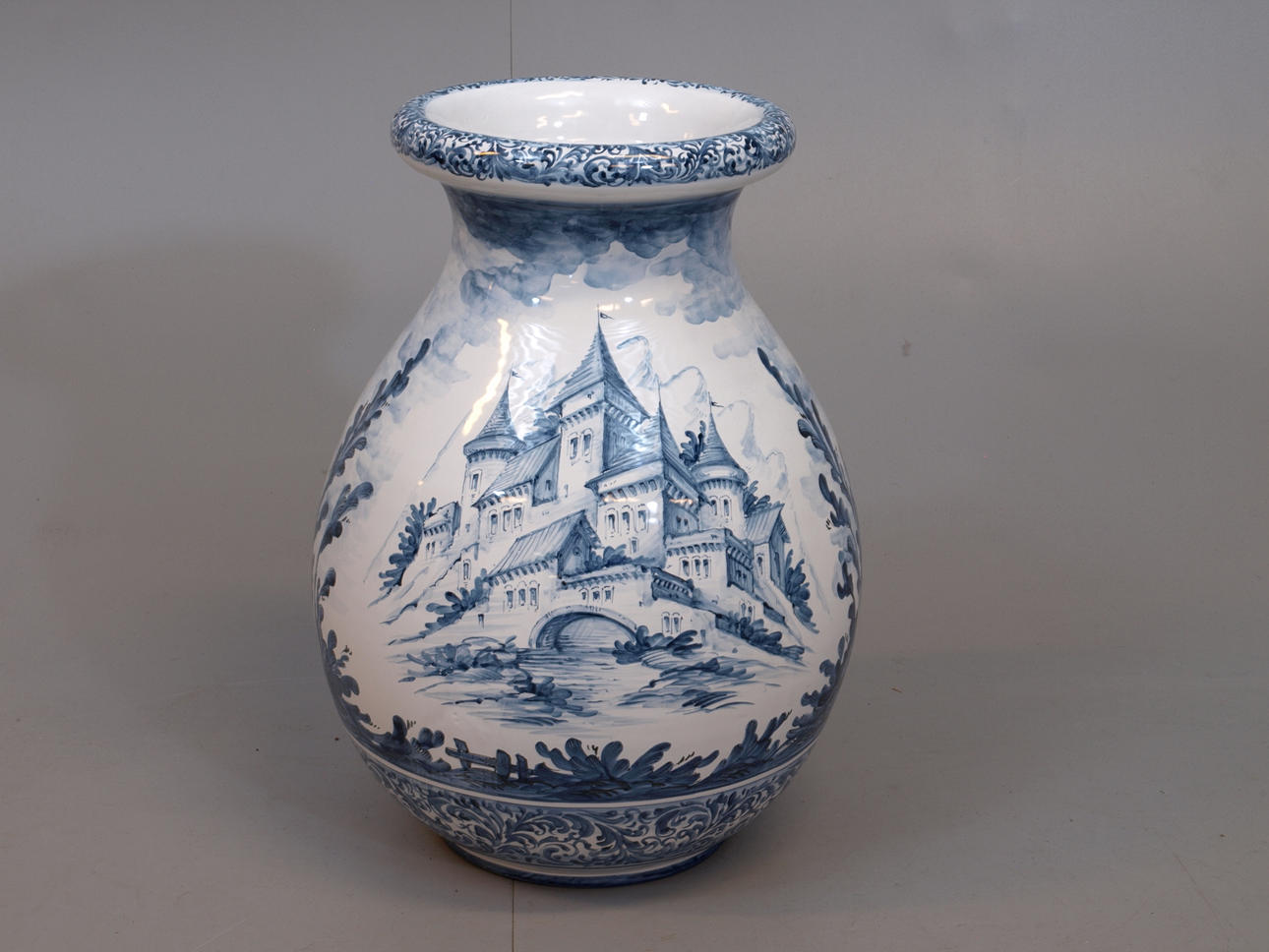 GOLVURNA, porslin, handmålad, signerad Mazzotti, Albissola, Italien, 1900-talets andra hlft.