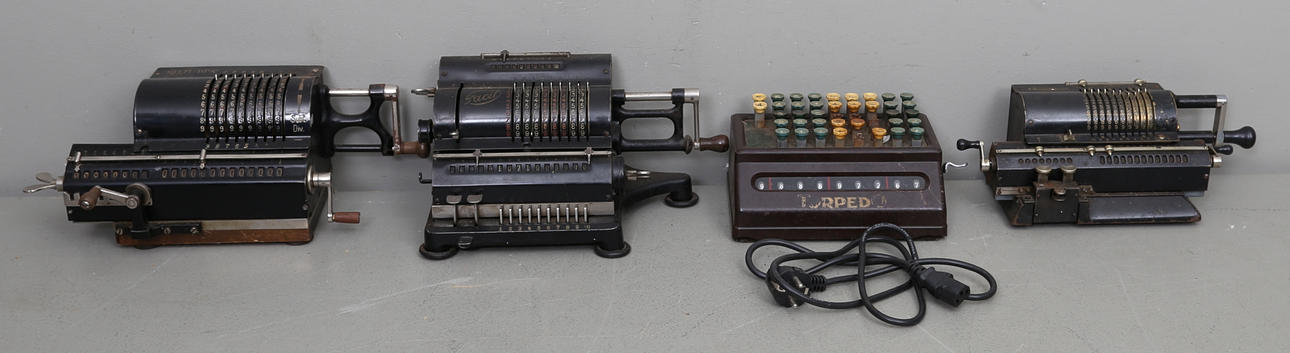 RÄKNEMASKINER, 4 st, bland annat Facit.