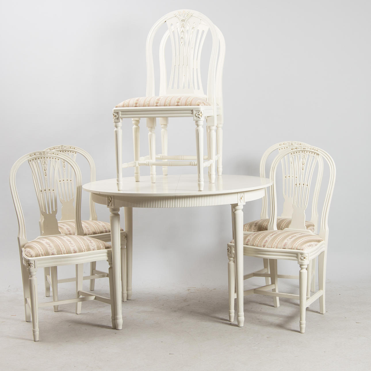 MATSALSGRUPP, vitmålad, gustaviansk stil, 1900-tal.