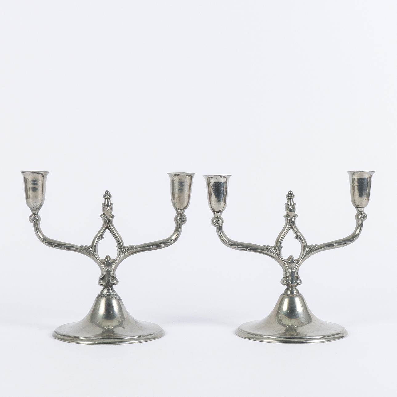 Par de candelabros, de peltre.