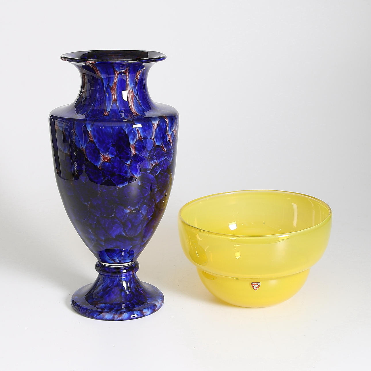 URNA samt SKÅL, glas, bla Gunnar Cyrén, Orrefors. 1900-tal.