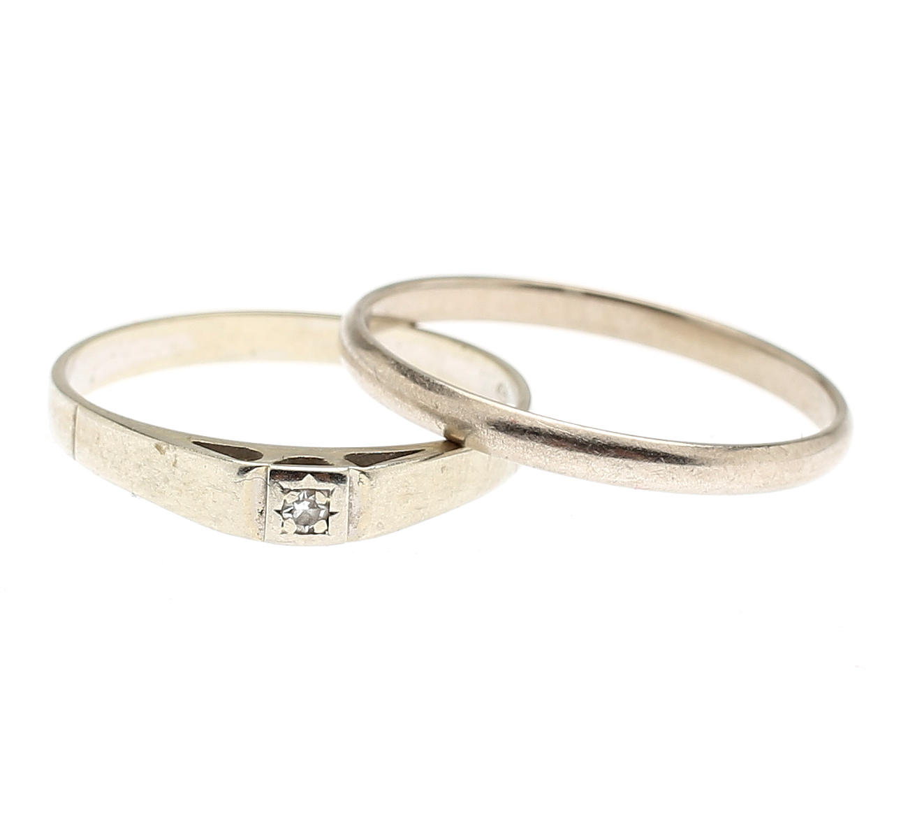 RING, 2 st, 18K vitguld. Totalvikt ca 2,8 g.