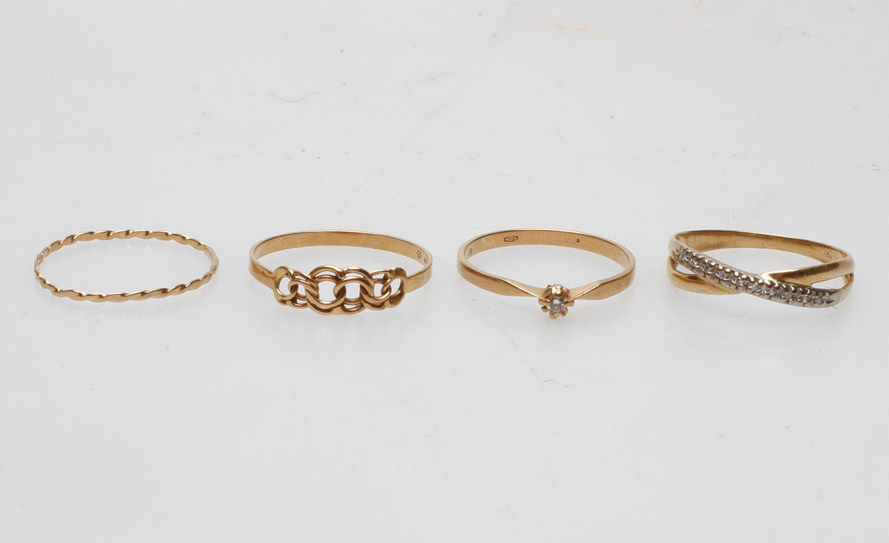 RINGAR, 4 st, 18k guld, vikt ca 4,9 gr.