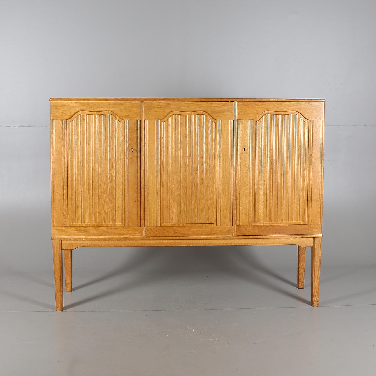 MATSALSSKÅP, trä, Carl Malmsten, 1900-talets andra hälft.