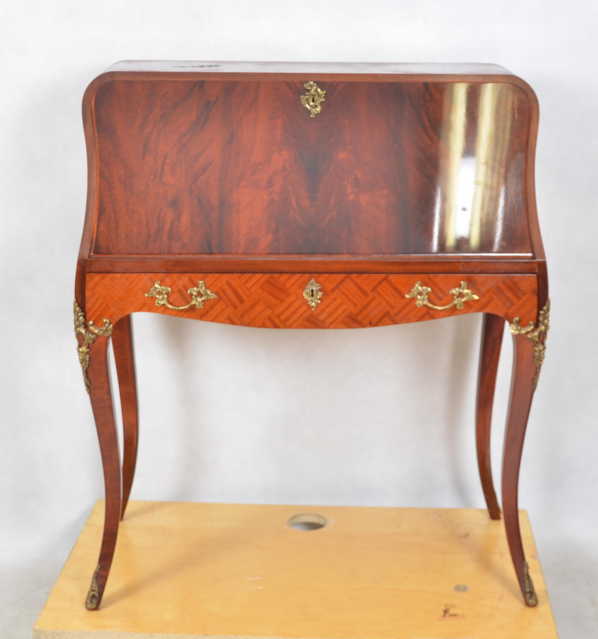 SNEDKLAFFSEKRETÄR, rokokostil, 1900-tal.