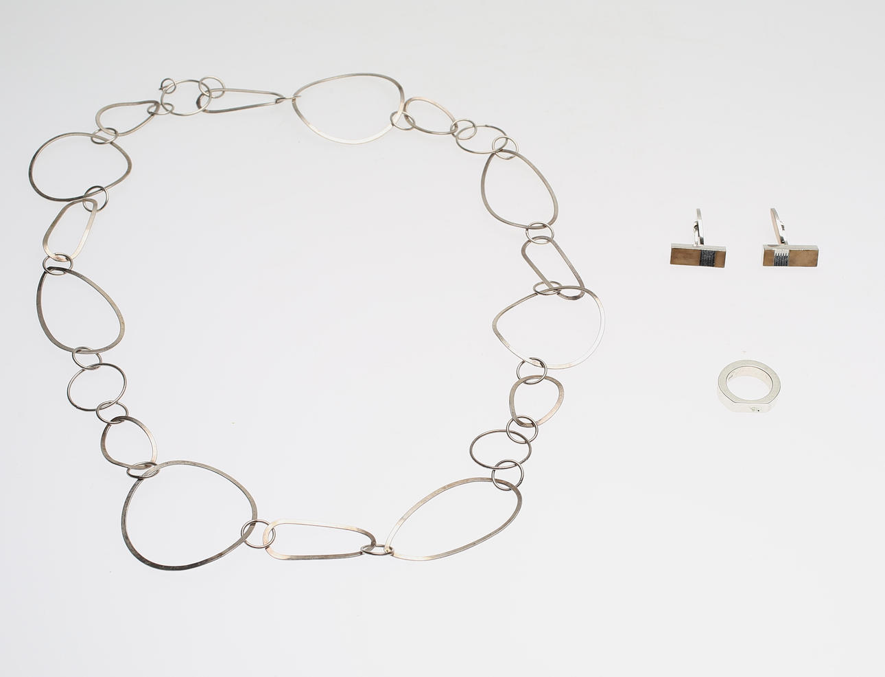 SMYCKEN, halsband, ring samt manschettknappar, 1par. Silver. Totalvikt ca 67,5 g.