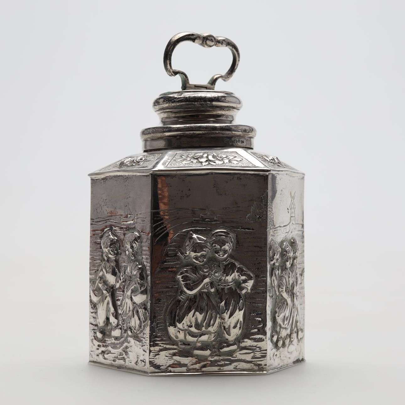 CARL ULLNER. LOCKDOSA silver 1920 Malmö weight approx. 250 grams.