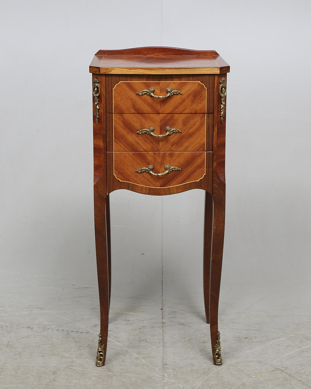 NATTBORD/BYRÅ, rokokostil. 1900-tal.