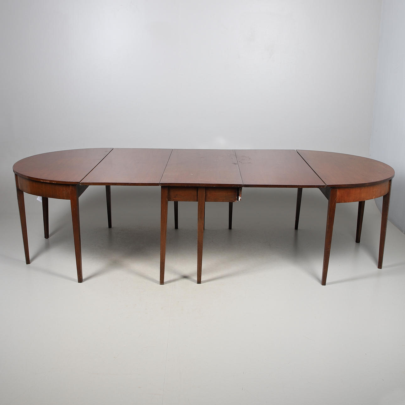 MAHOGANY THREE PART DINING TABLE. Furniture - Tables - Auctionet