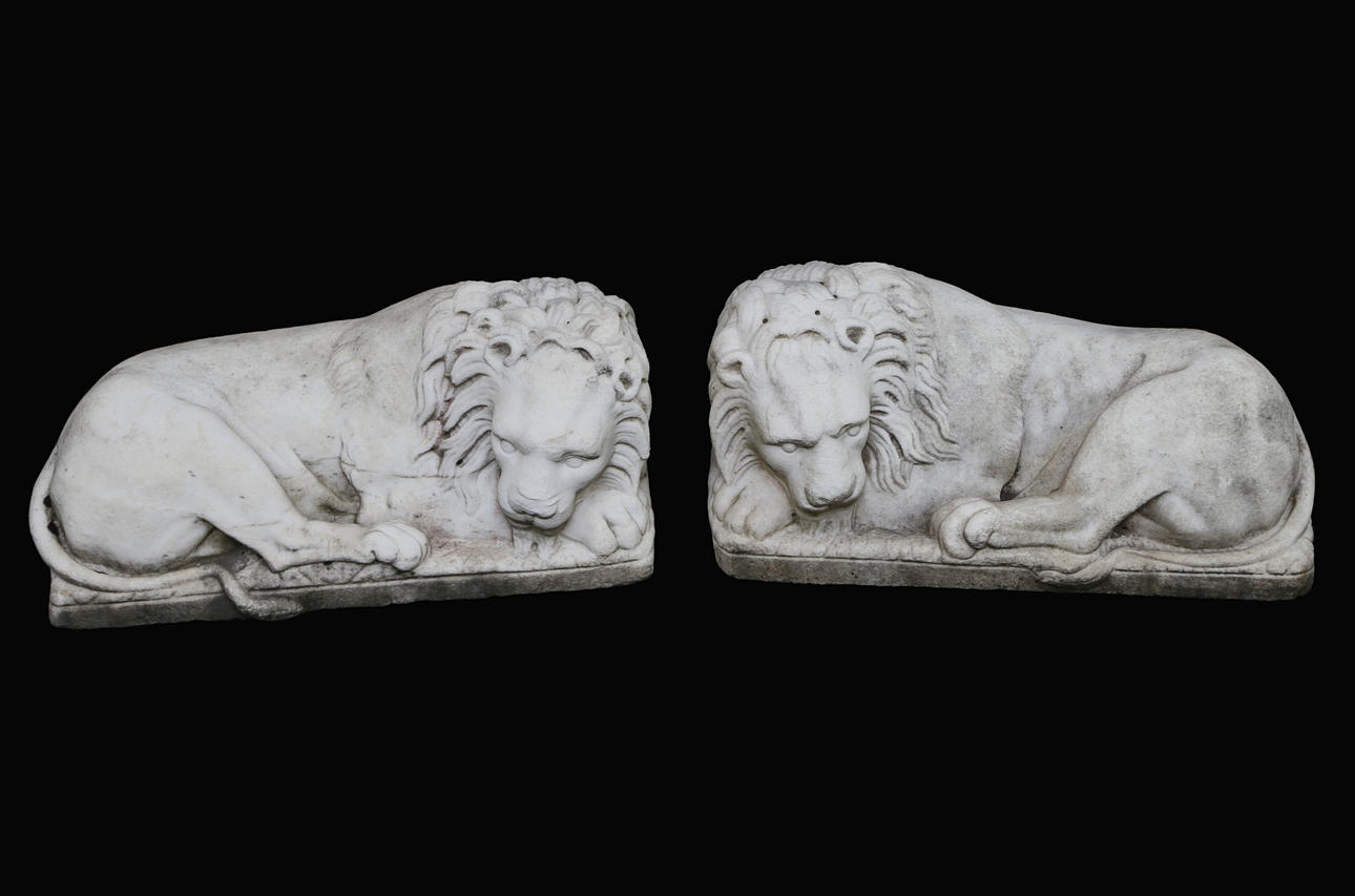 STATYER, 1 par, lejon, marmor, 1900-tal.