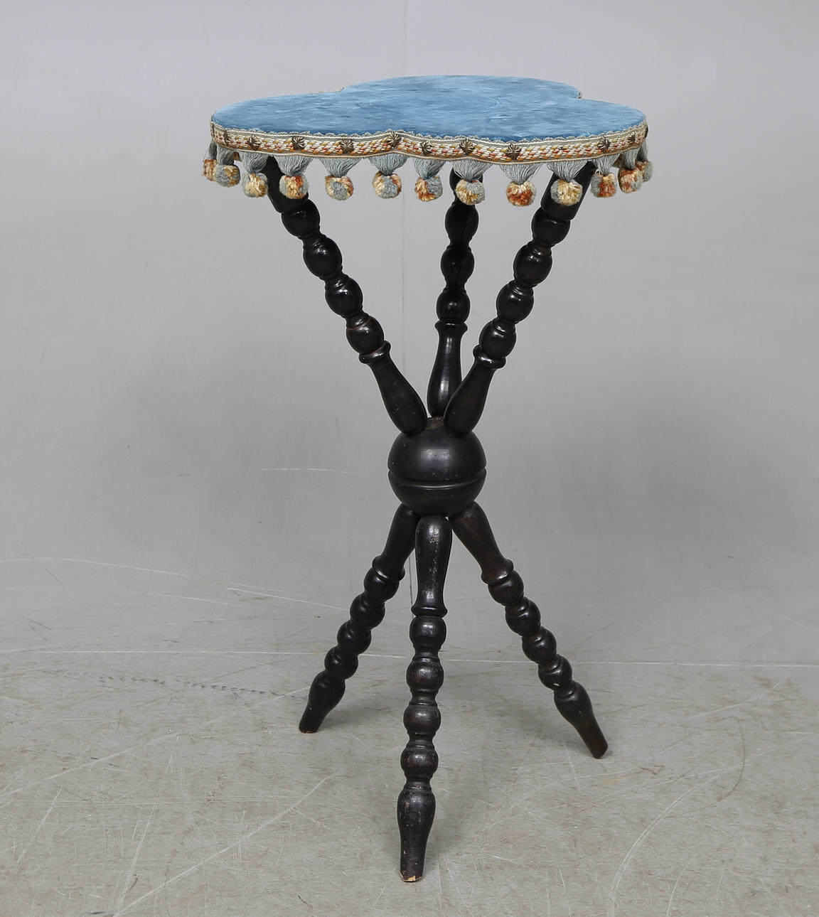 SALONGSBORD, tapetserarstil, 1800-talets slut.