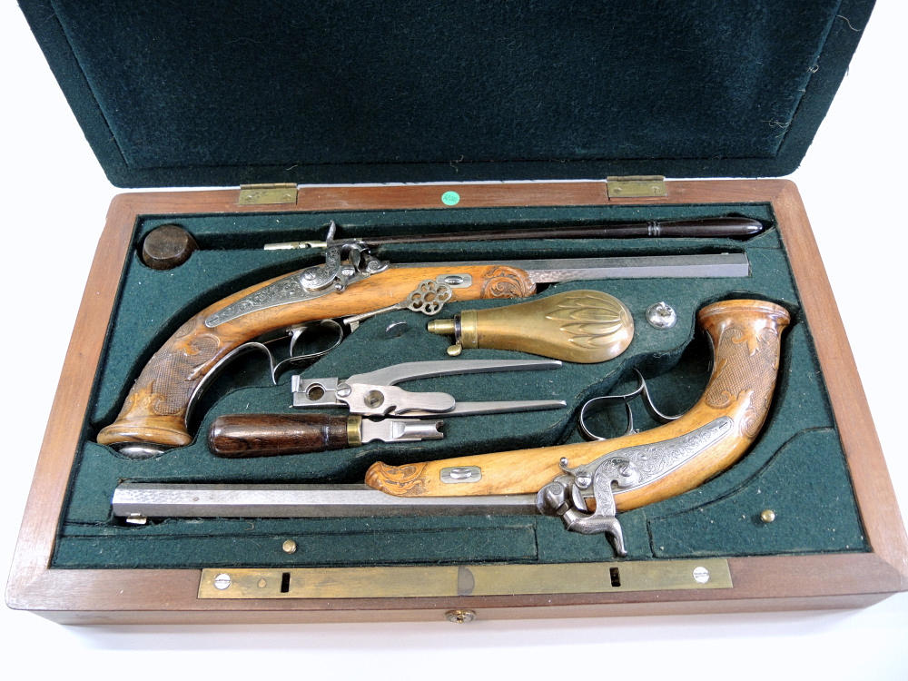 PAAR DUELL-PISTOLEN IM ORIGINALEN KASTEN.