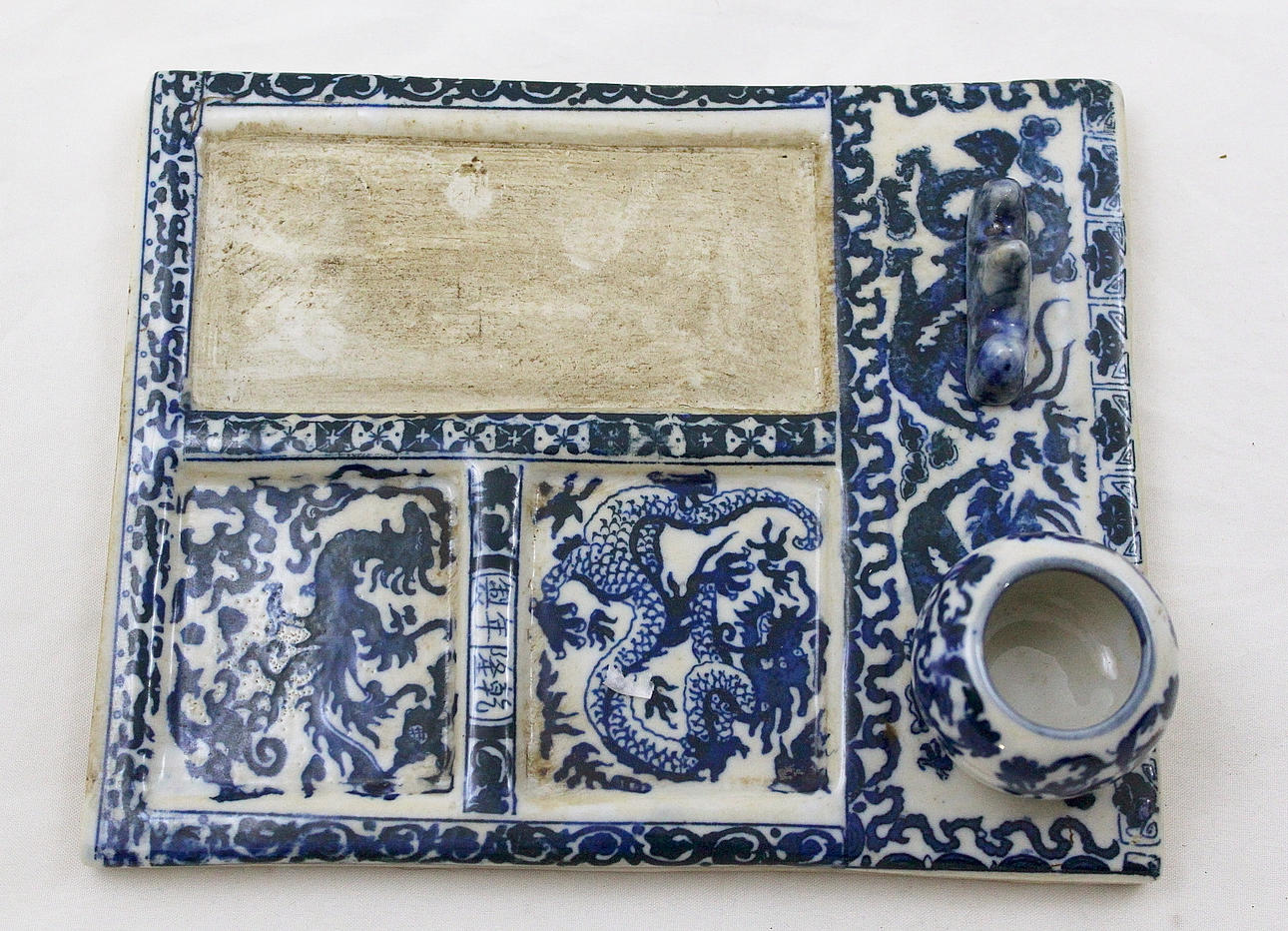 SKRIVSTÄLL. porslin, Qianlongs märke, Kina.