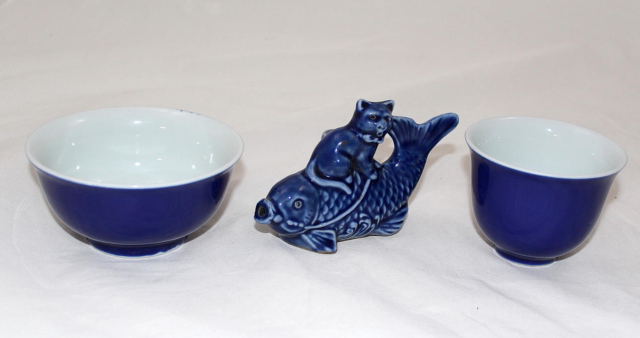 SKÅLAR och VATTENDROPPARE, porslin, märkta Qing Kejserliga köket, Kina.