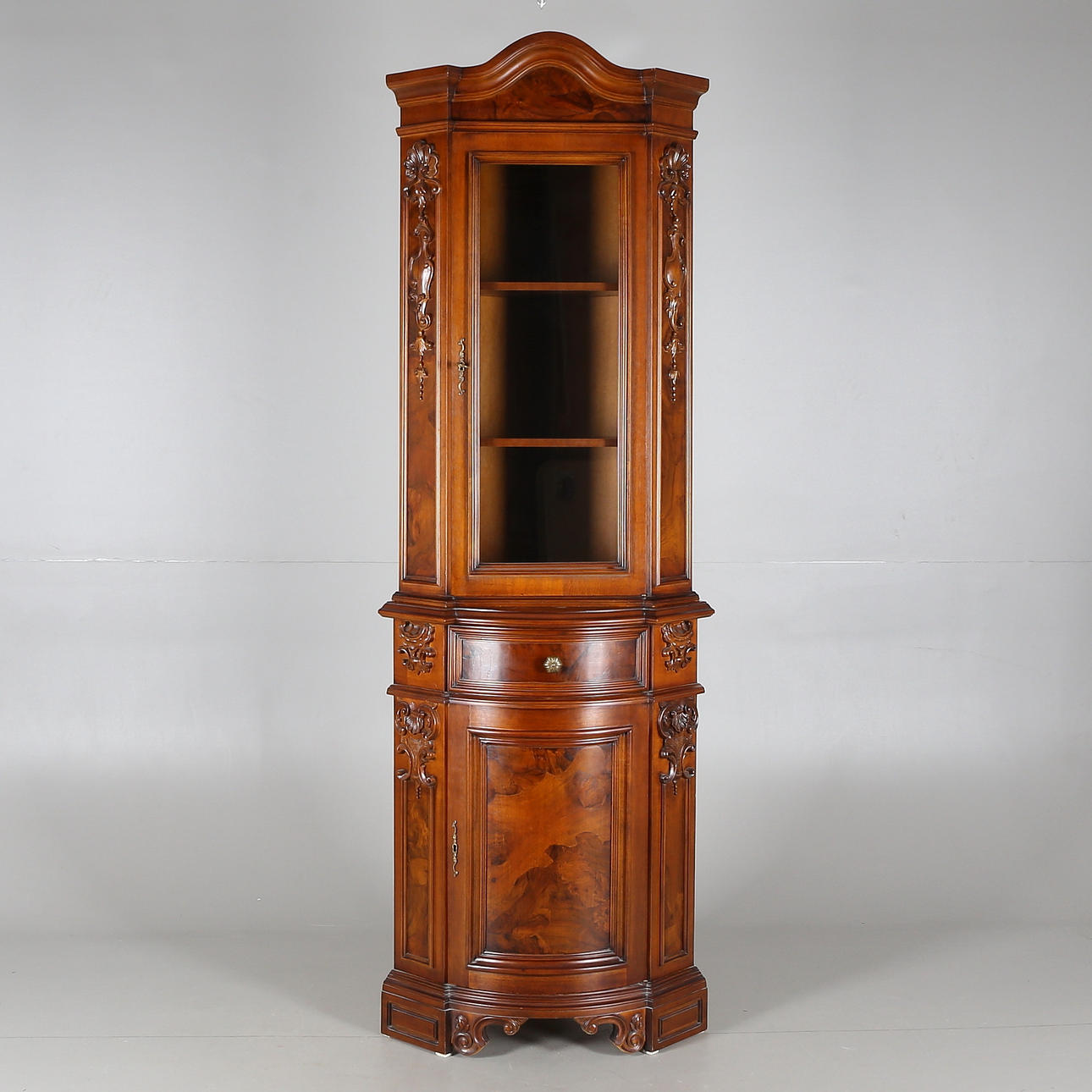 VITRINSKÅP, trä/glas, 1900-talets andra hälft.