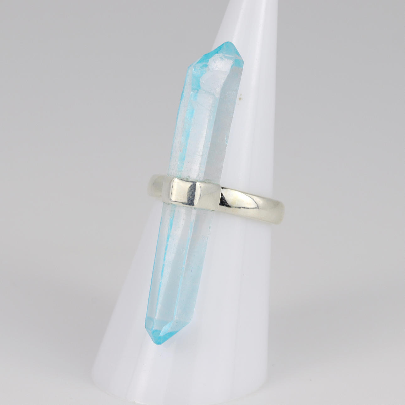 SILVER AQUAMARINE RING.