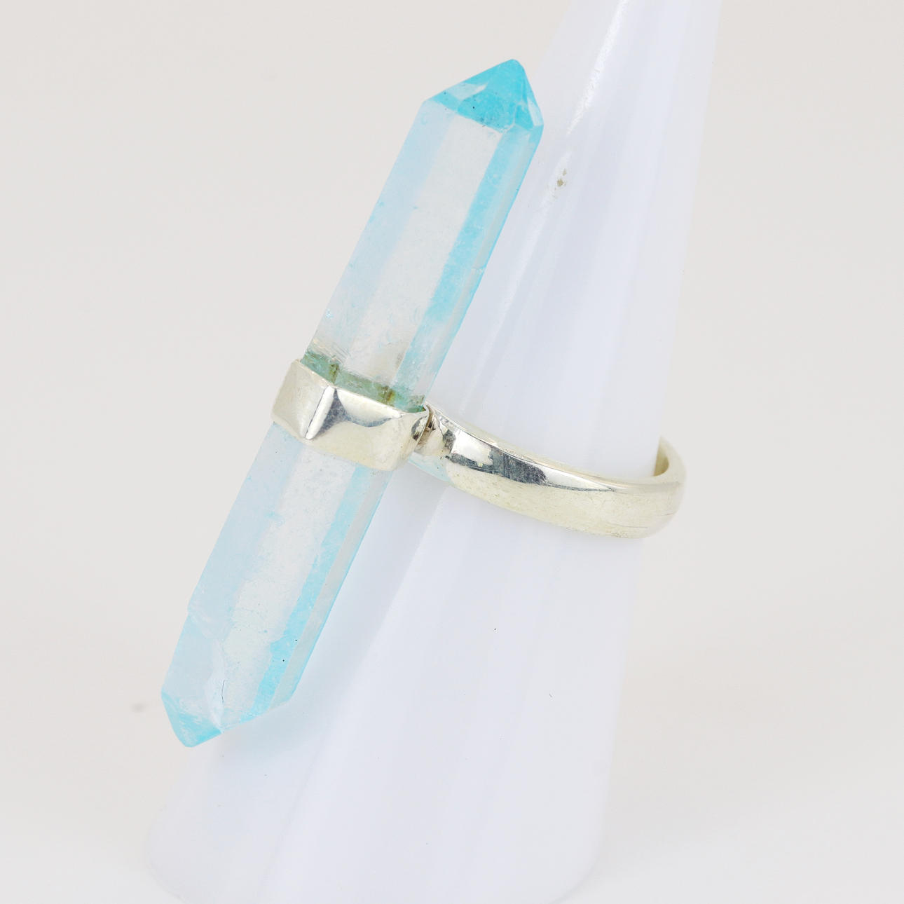 AQUAMARINE SILVER RING.