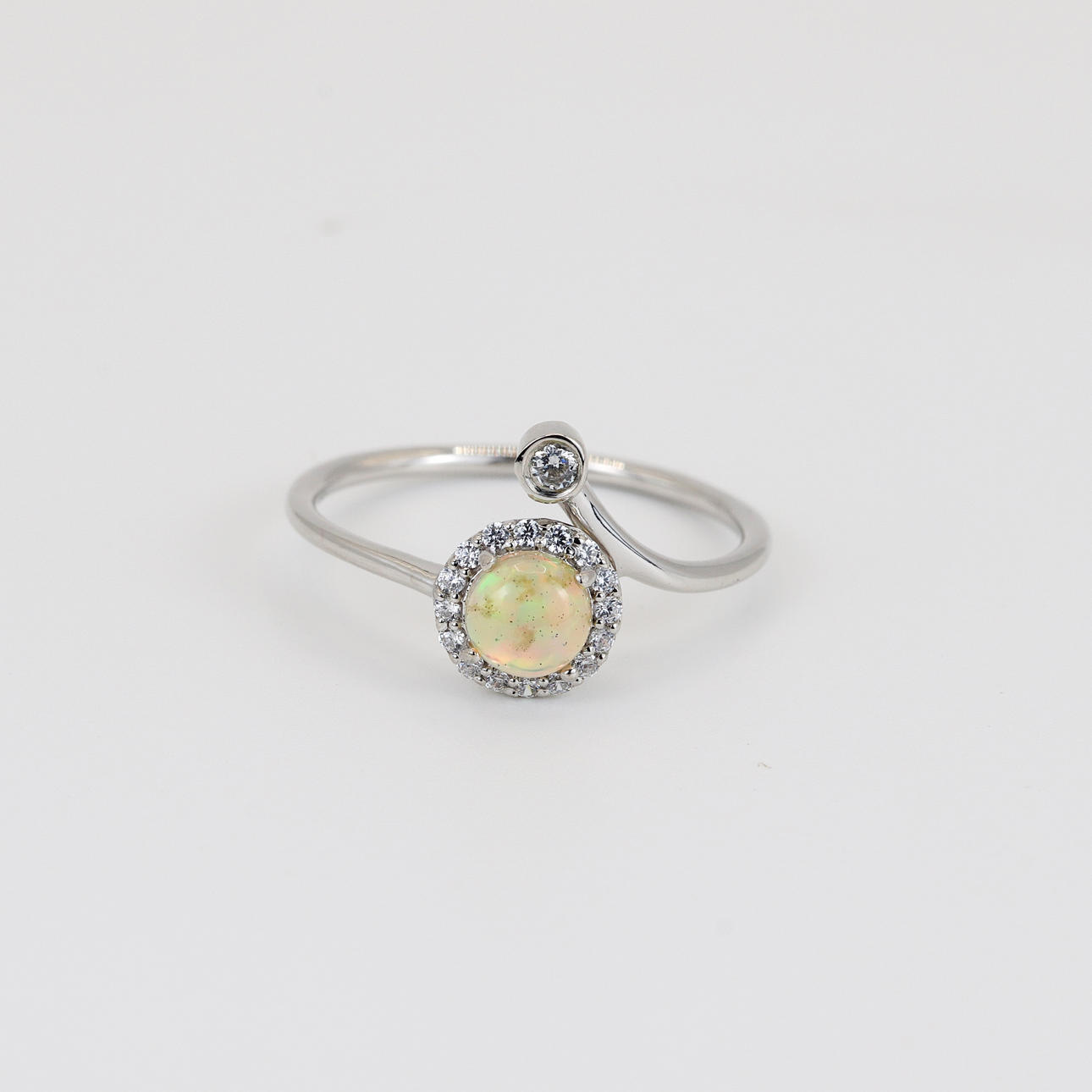 OPAL SILVER RING.