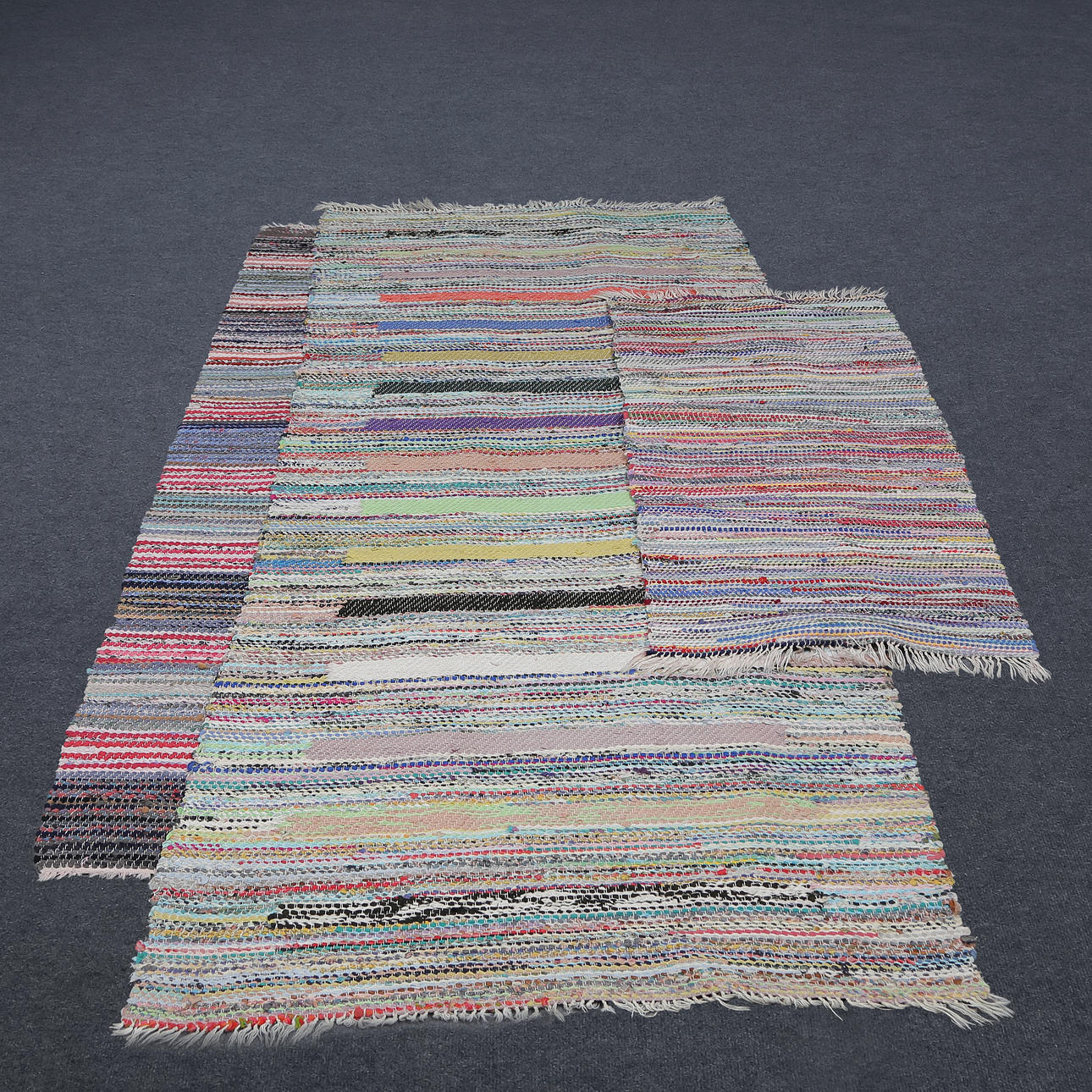 3 RAG RUGS. Carpets & Textiles - Carpets - Auctionet