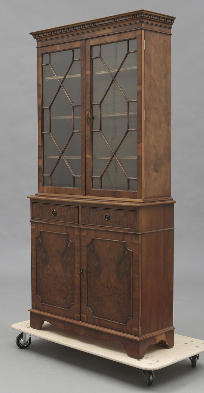 VITRINSKÅP, engelsk stil, 1900-tal.
