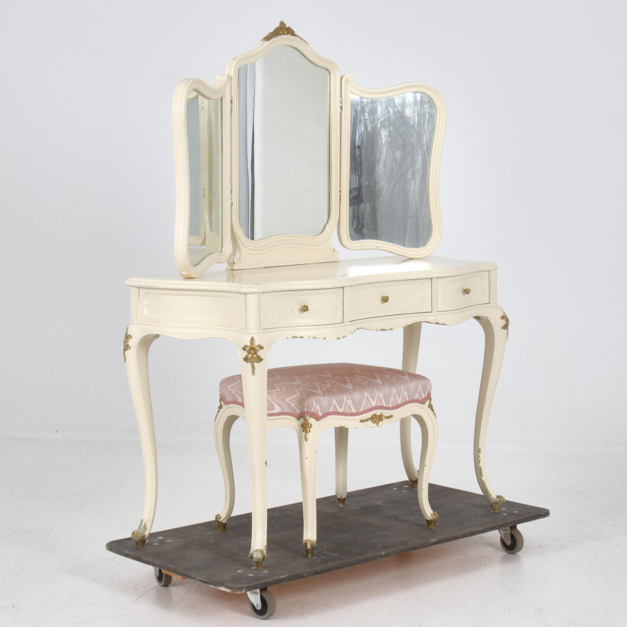 A dressing table with a two-piece rococo style stool, 20th century.
