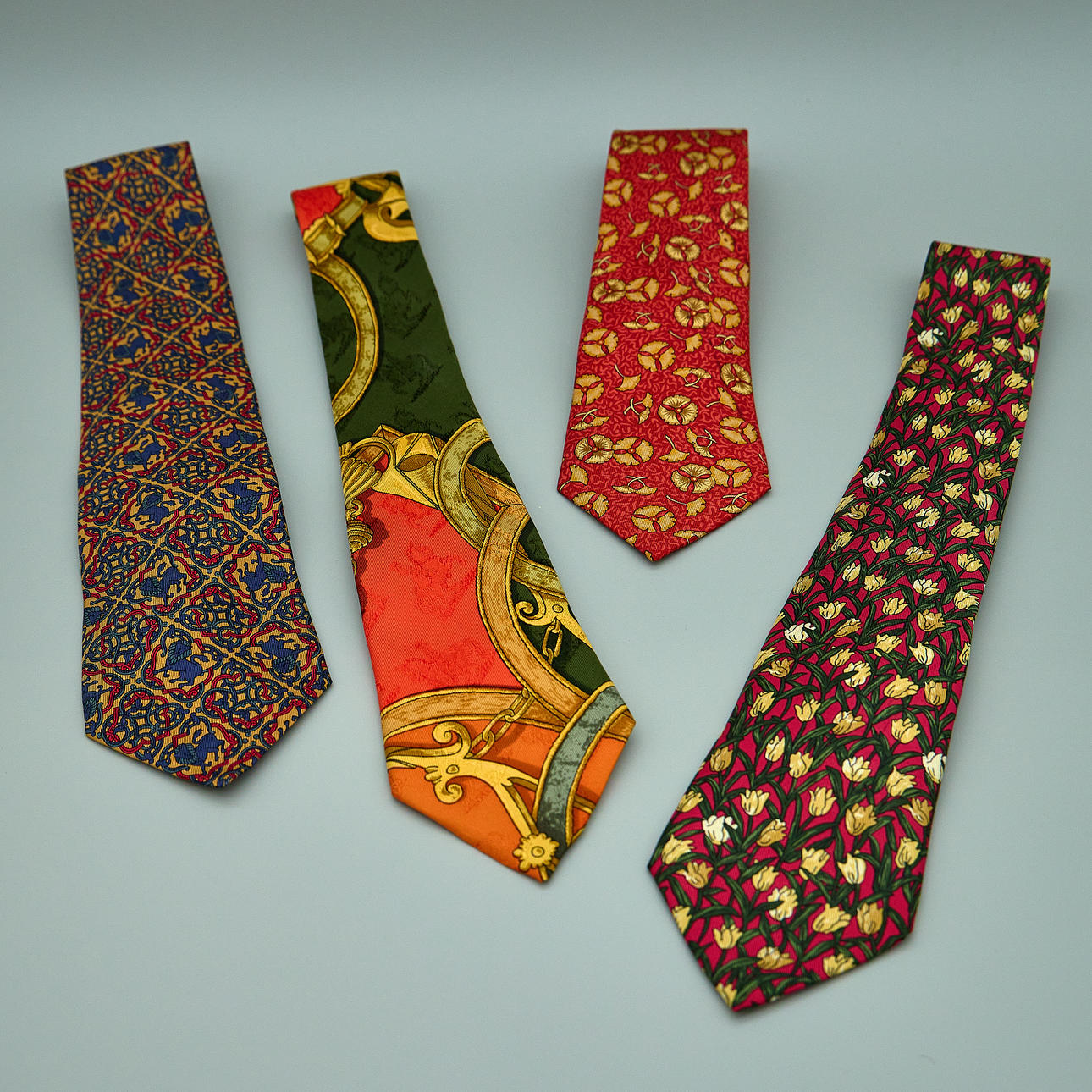 HERMÈS UND DIOR. Pack de 4 corbatas de seda francesa.