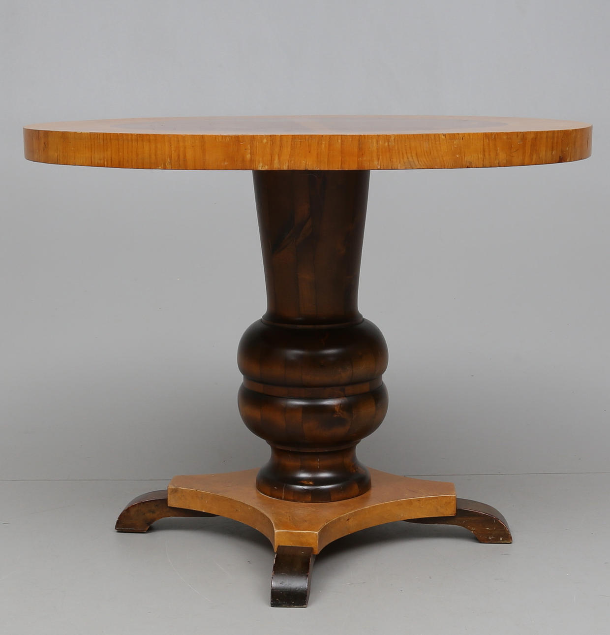 BORD med intarsia, 1940-tal.