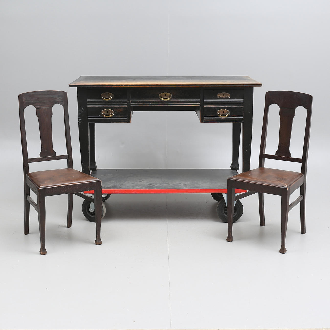 SKRIVBORD samt STOLAR (2), ek, senjugend, tidigt 1900-tal.