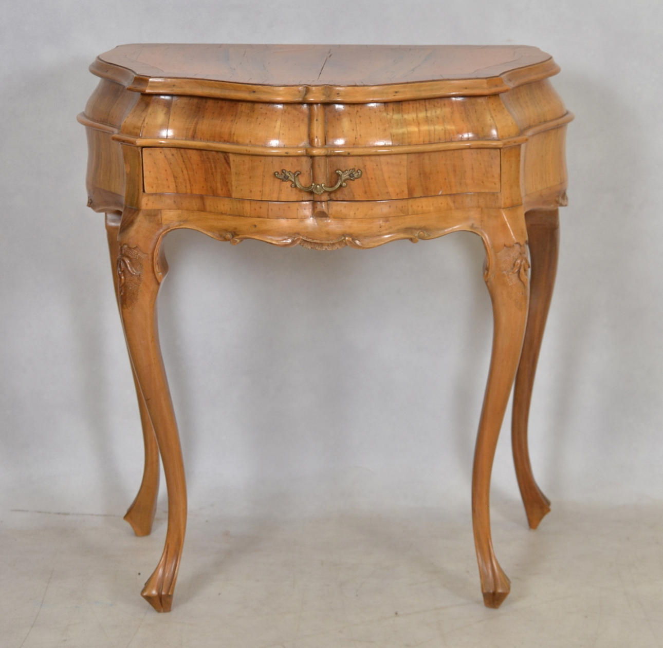 BYRÅ, rokokostil 1900-tal, valnöt och rotfaner.