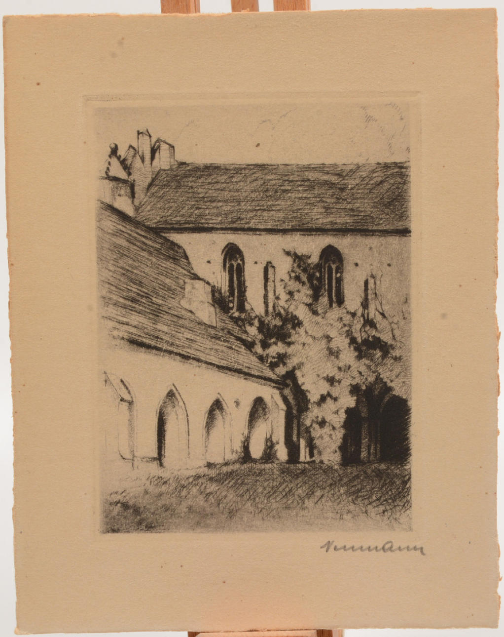 OIDENTIFIERAD KONSTNÄR. Courtyard. press.