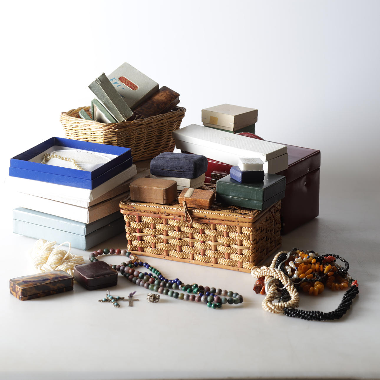 JEWELLERY, inter alia silver & gold.