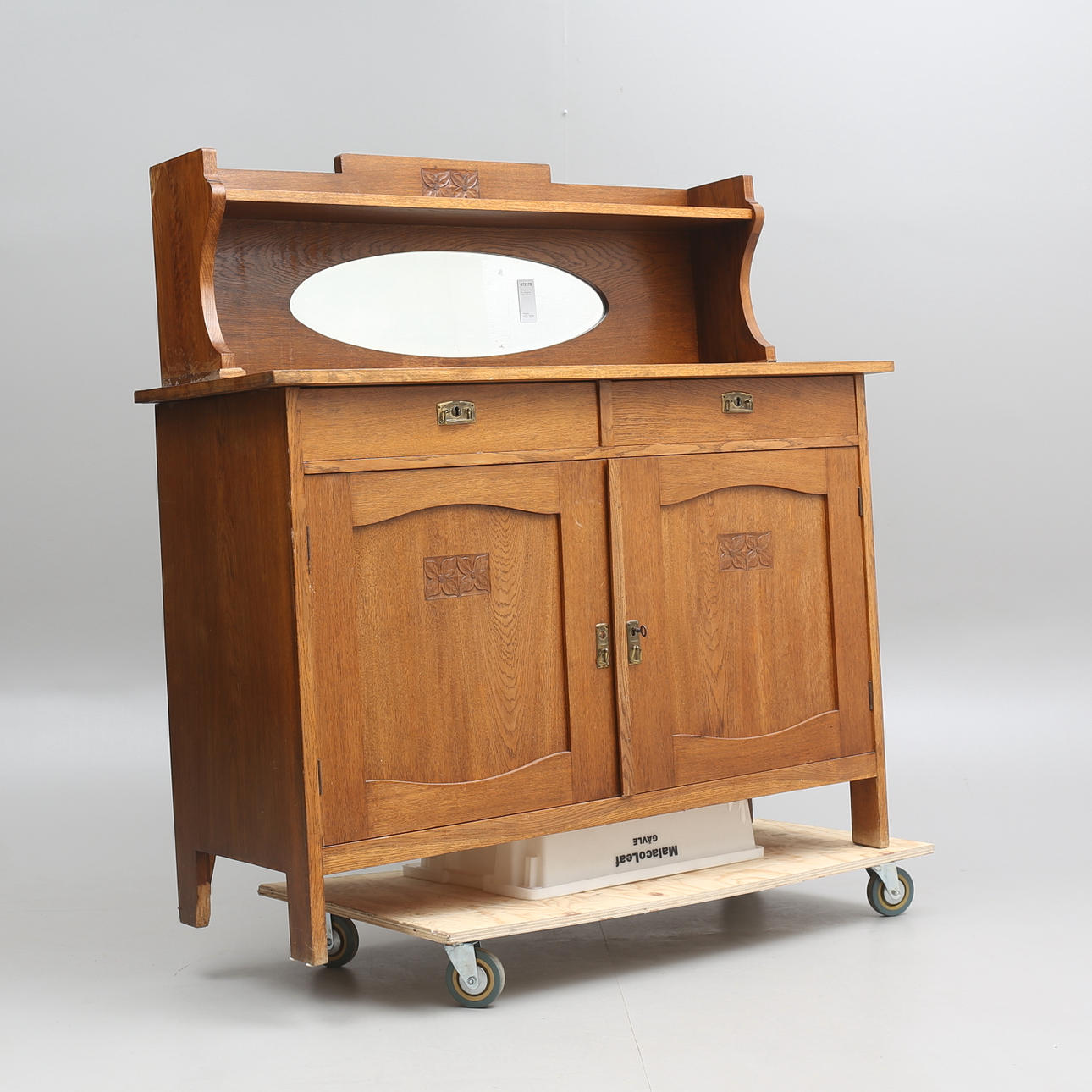 SPEGELSKÄNK, ek, senjugend, tidigt 1900-tal.