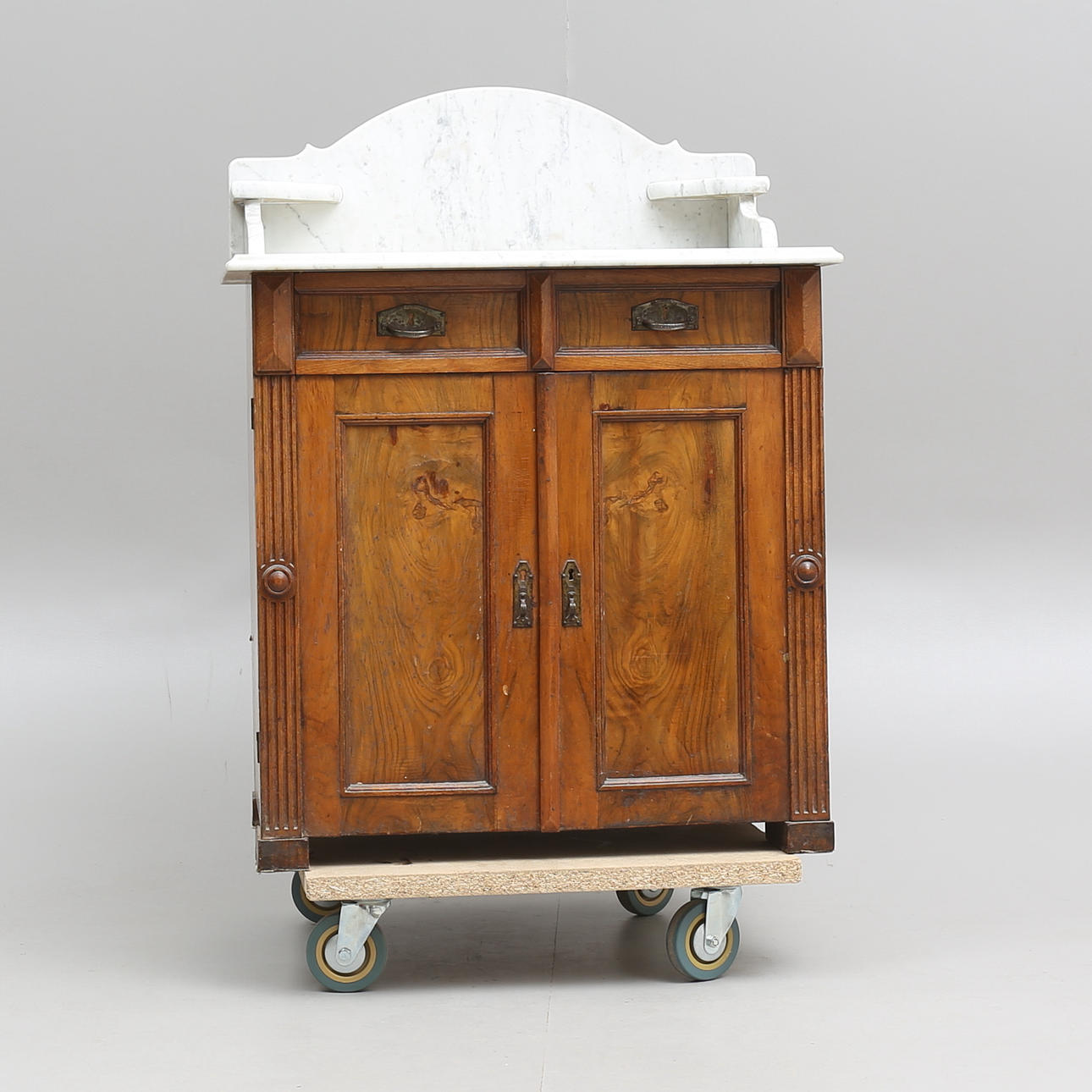 LAVOAR med STENSKIVA, nyrenässans, sent 1800-tal.