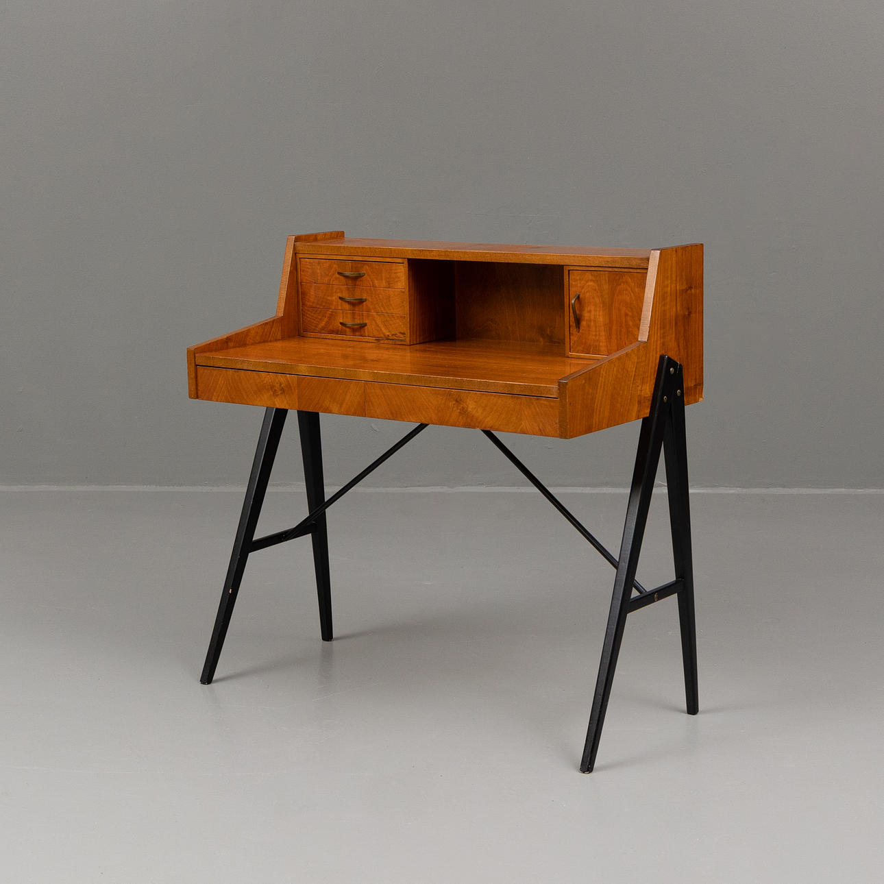 SKRIVBORD, valnöt, 1900-talets mitt.