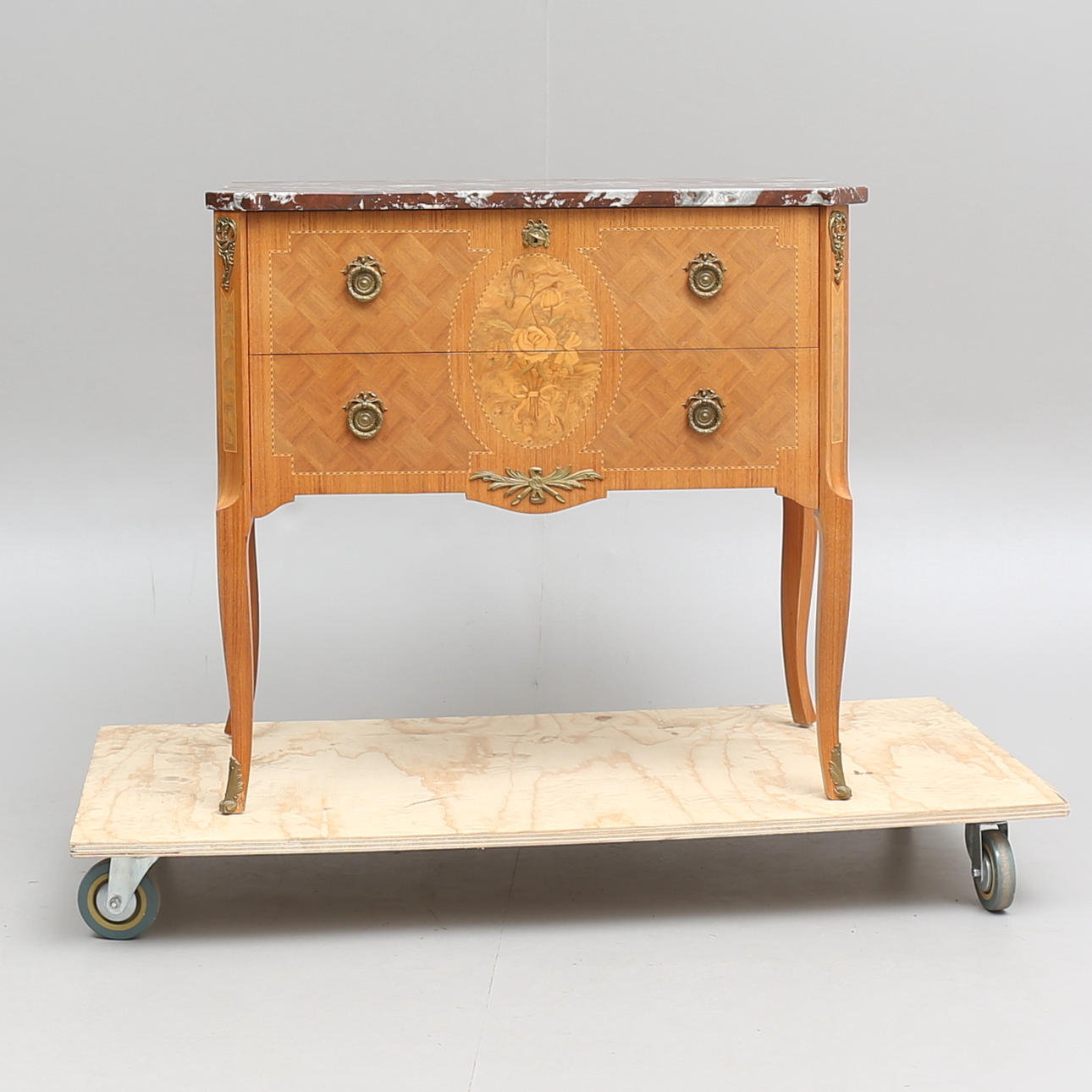 BYRÅ med stenskiva, gustaviansk stil, svensk möbelindustri, 1900-tal.